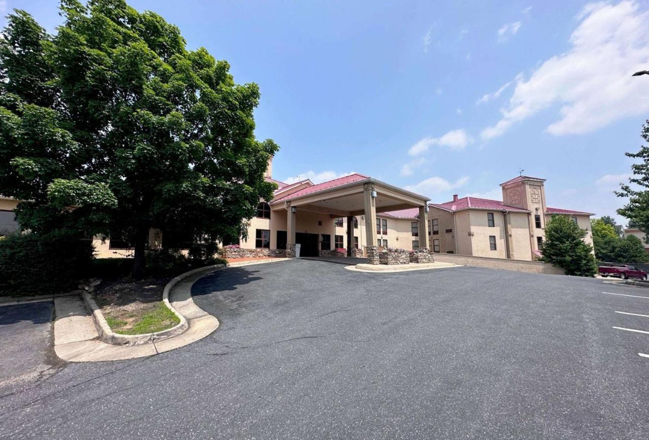 Wingate By Wyndham Waynesboro Hotel Exterior photo