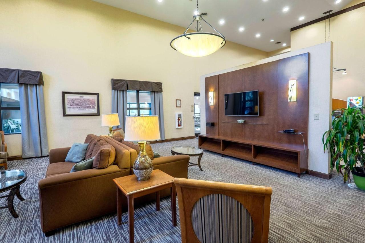 Wingate By Wyndham Waynesboro Hotel Exterior photo